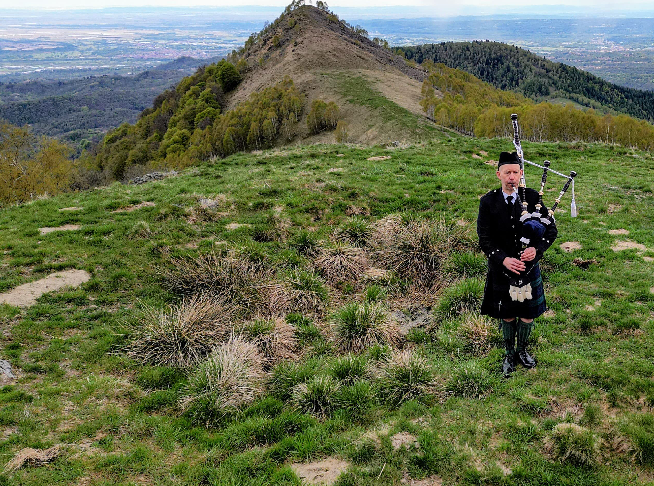 Deiv Bagpiper suonatore di cornamusa scozzese tra le montagne del Nord Italia