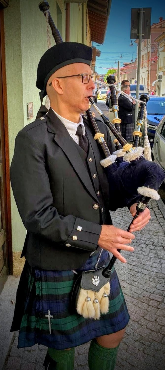 Deiv Bagpiper, suonatore di cornamusa scozzese in divisa tradizionale
